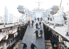 ശ്രീലങ്കയിലേക്ക് 1000 ടൺ ദുരിതാശ്വാസ സാമഗ്രികൾ എത്തിക്കുന്നതിനായി ഇന്ത്യൻ നാവികസേന നാല് യുദ്ധക്കപ്പലുകൾ കൂടി വിന്യസിച്ചു